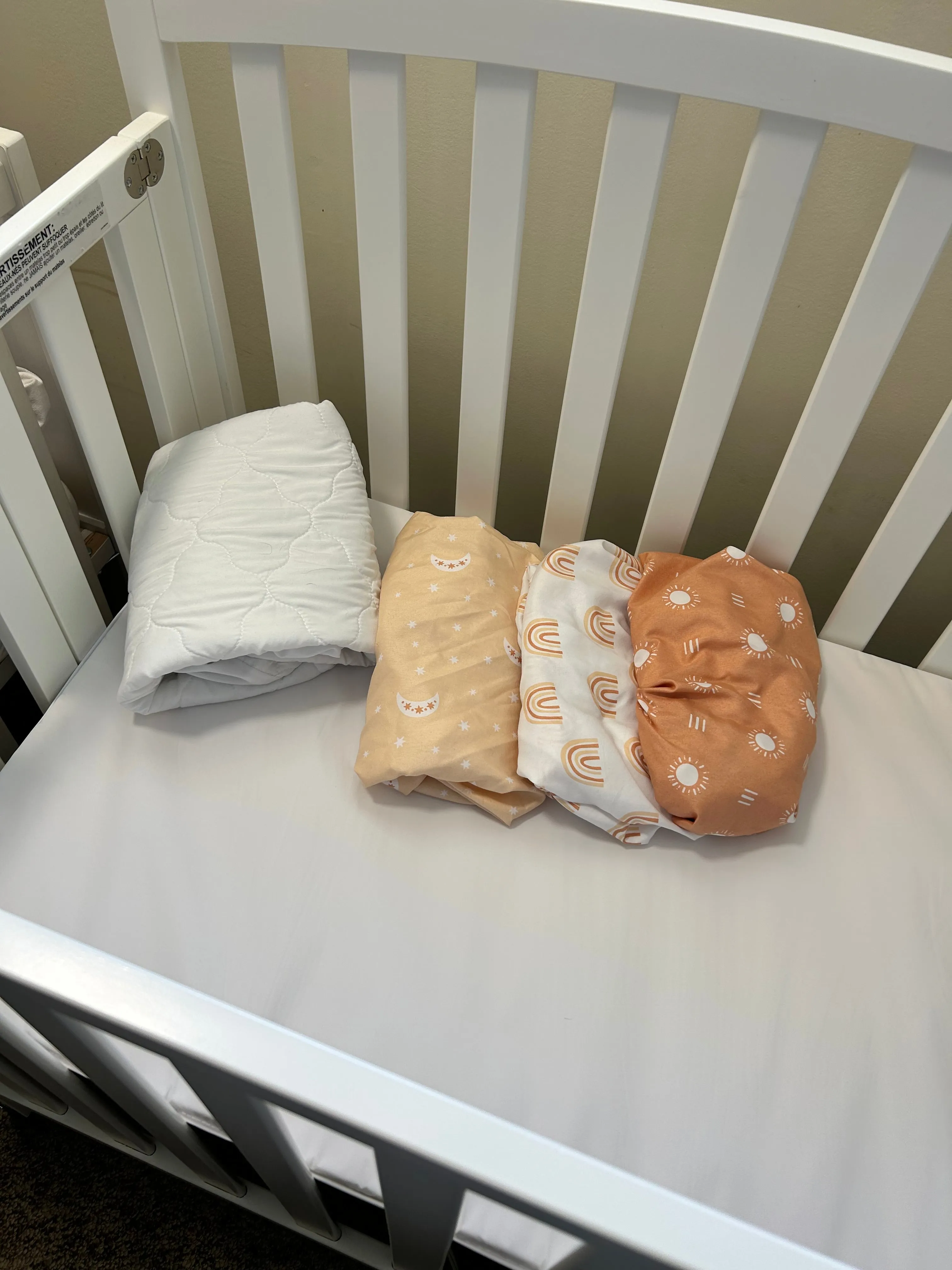 DaVinci Dylan 3-in-1 Folding Mini Crib with Mattress & Sheets; Retails: $300.00 
