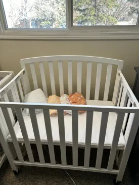 DaVinci Dylan 3-in-1 Folding Mini Crib with Mattress & Sheets; Retails: $300.00 